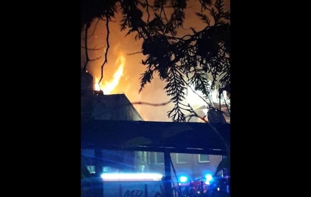 Około godziny 19:30 dostaliśmy informację o pożarze na ul. Gdańskiej przy Struga. Prawdopodobnie ogień pojawił się na górnym piętrze kamienicy. Na miejscu jest kilka zastępów straży pożarnej. Ulica Gdańska jest zablokowana.

Ruch tramwajów został wstrzymany. Zdjęcia otrzymaliśmy od naszego Czytelnika. 

ZA CHWILĘ WIĘCEJ INFORMACJI!

