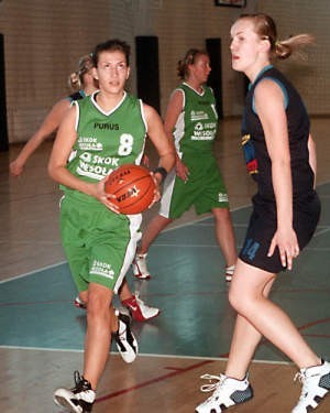 Agata Jagiełka (z lewej) zdobyła w w meczu z AZS-em 18 pkt, ale jej drużyna przegrała po raz czwarty w tym sezonie.