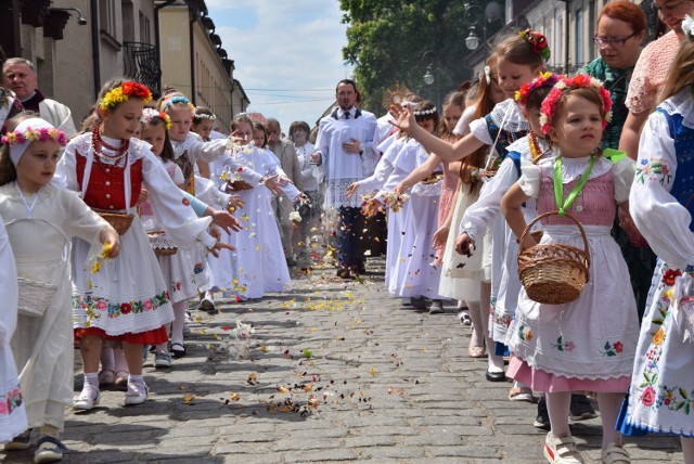 Boże Ciało w Sieradzu. Tłumy wiernych przeszły w procesji ulicami Starego Miasta