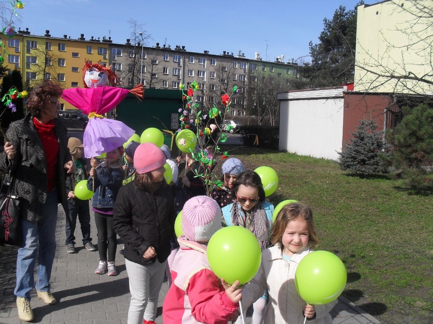 Oświęcim. Topili Marzannę w Sole. Przedszkolaki z "18" chcą przyciągnąć wiosnę