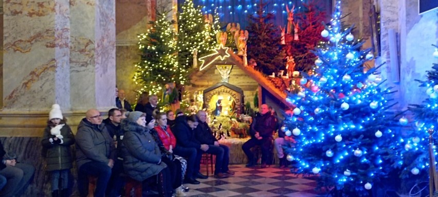 Magia Świąt Bożego Narodzenia w klasztorze Cystersów w Jędrzejowie. Tłumy wiernych na pasterce. Zobaczcie zdjęcia z uroczystości