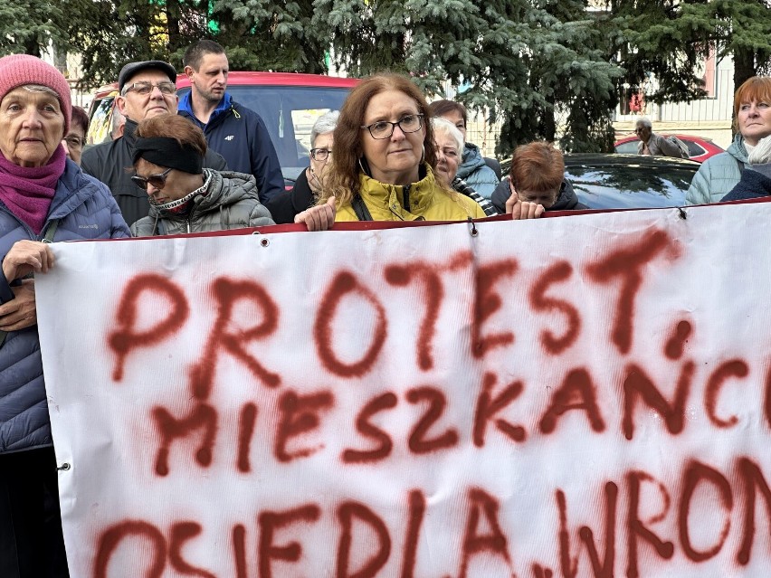 Awantura o betoniarnię na osiedlu Wronia w Piotrkowie. Manifest mieszkańców pod magistratem ZDJĘCIA, VIDEO