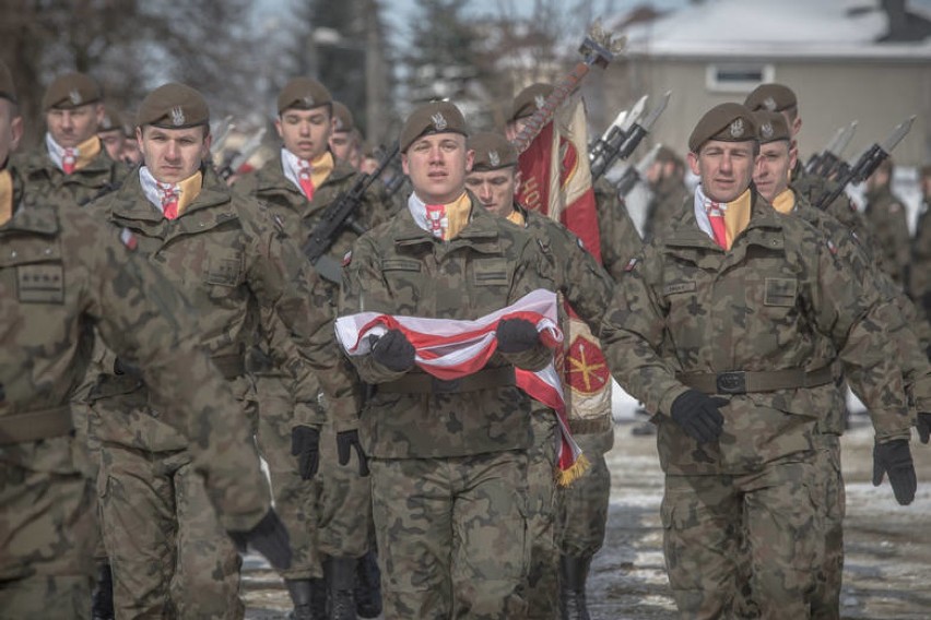 Dęblińscy  żołnierze obrony terytorialnej złożyli przysięgę. Były też oświadczyny (ZDJĘCIA)