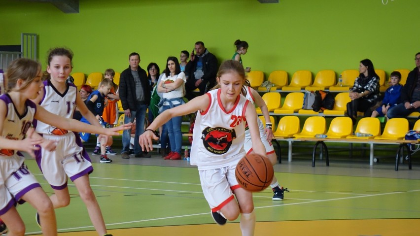 Turniej koszykówki dziecięcej w Ryczywole. Golnica i UKS Dwójka Rogoźno w akcji [ZDJĘCIA]