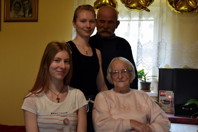 Fryzurę na urodzinowa uroczystość Stanisławie Mruk zrobiła sąsiadka Małgorzata (stoi w środku). Na zdjęcie jubilatka jeszcze przed fryzjerskimi zabiegami.