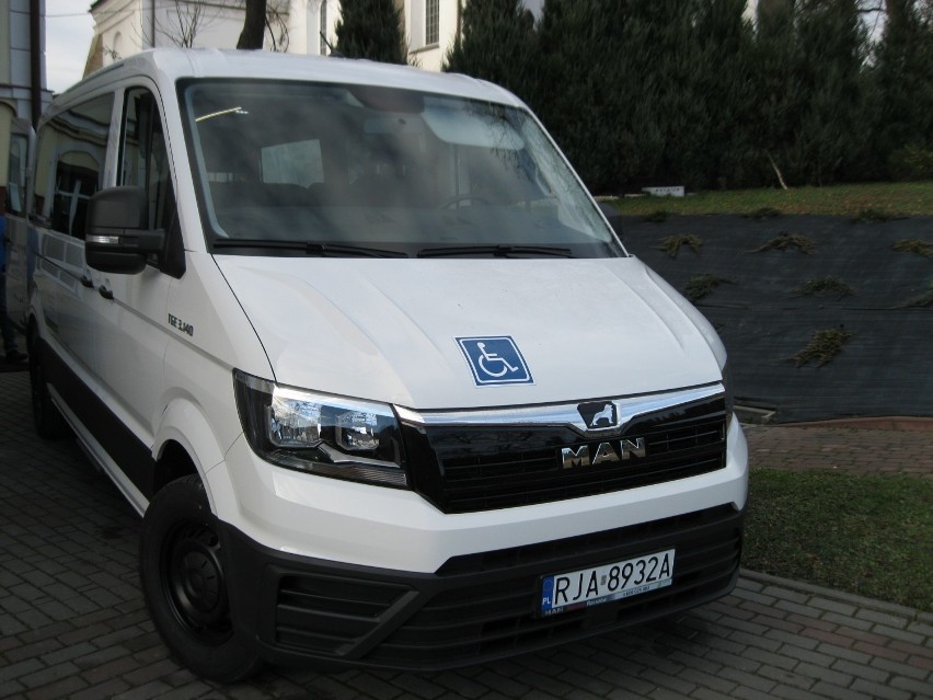 Kupili mikrobusy dla osób niepełnosprawnych z powiatu jarosławskiego