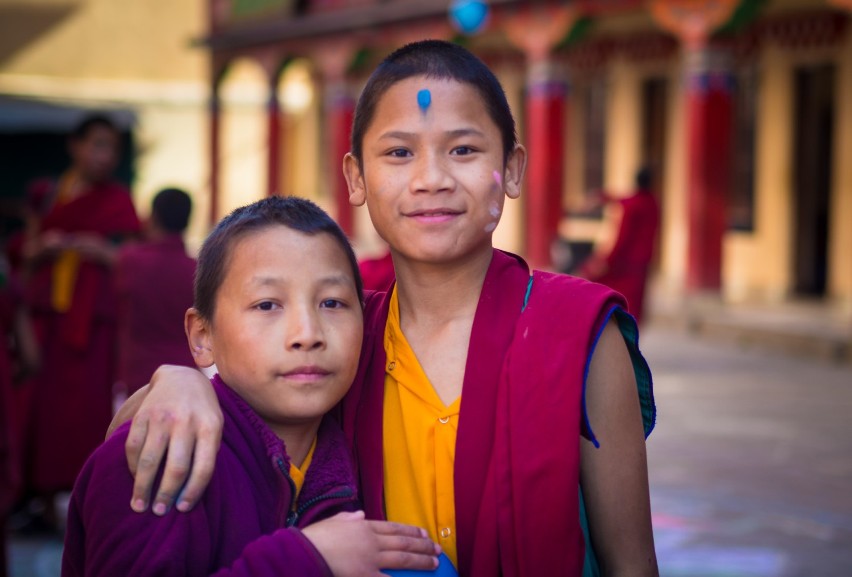 Mali lamowie w klasztorze w Katmandu