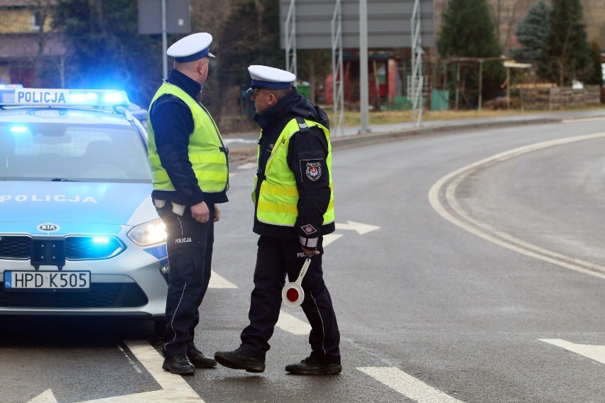 Wyprzedzanie na przejściu słono karane. Przekonał się o tym 20-letni kierowca