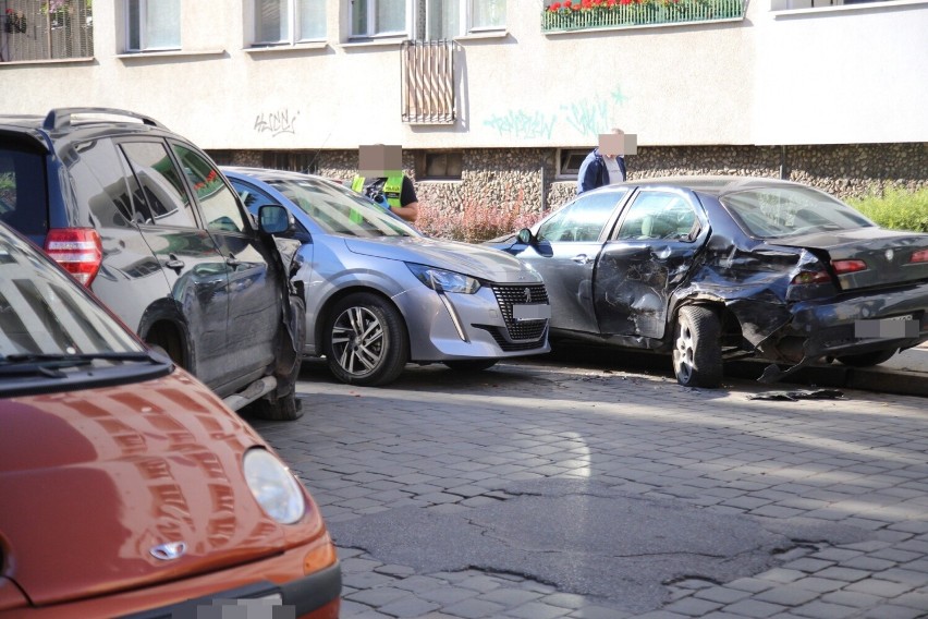 Kierowca toyoty uderzył w samochody zaparkowane wzdłuż...