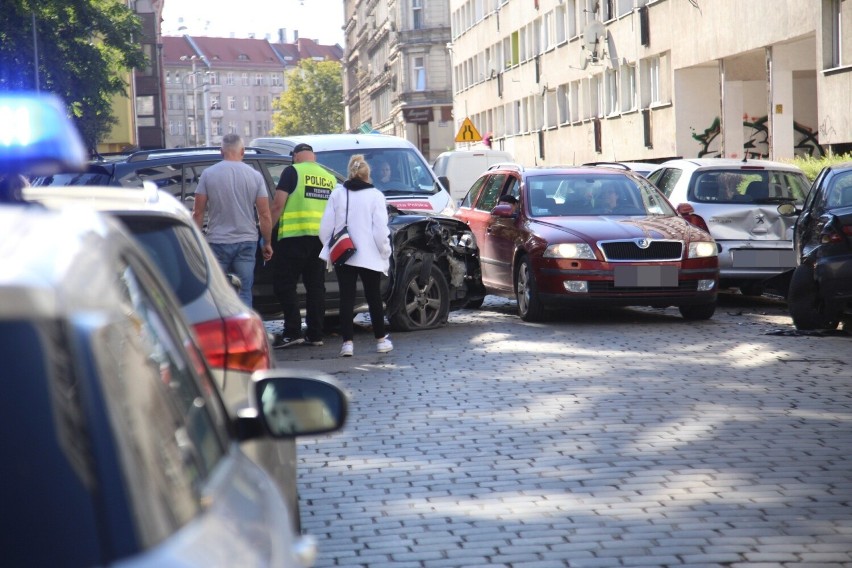 Kierowca toyoty uderzył w samochody zaparkowane wzdłuż...