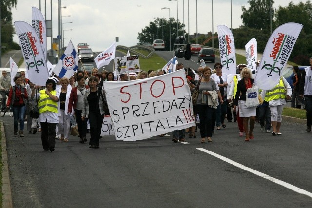 Protestujący przeszli pod Starostwo Powiatowe