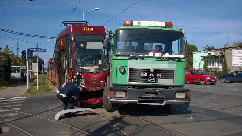 Zderzenie tramwaju z samochodem ciężarowym na Zgierskiej w...