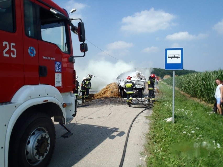 Pożar Duszna Górka - Przyczepy ze słomą w płomieniach