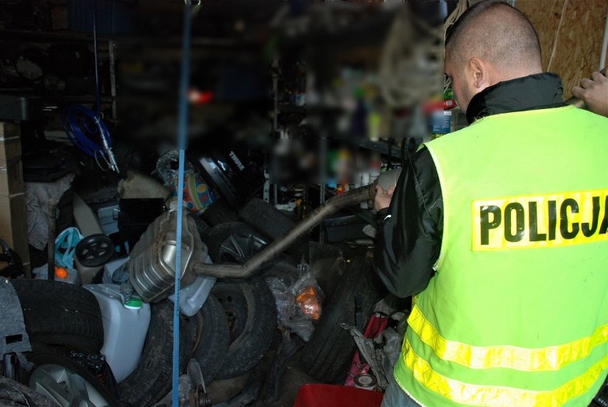 Tczew: policjanci zabezpieczyli pojazdy z przebitymi numerami 