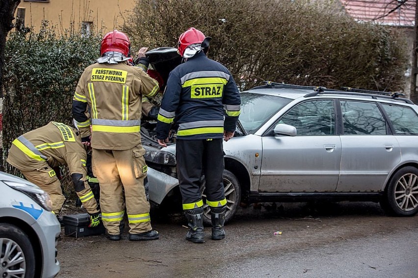 Kierowca uderzył w drzewo na ulicy Wyszyńskiego w Wałbrzychu. Uważajcie, jest ślisko (ZDJĘCIA)
