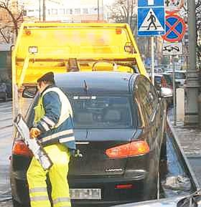 500 zł za odholowanie auta. Straż miejska nie będzie już odpuszczać kierowcom