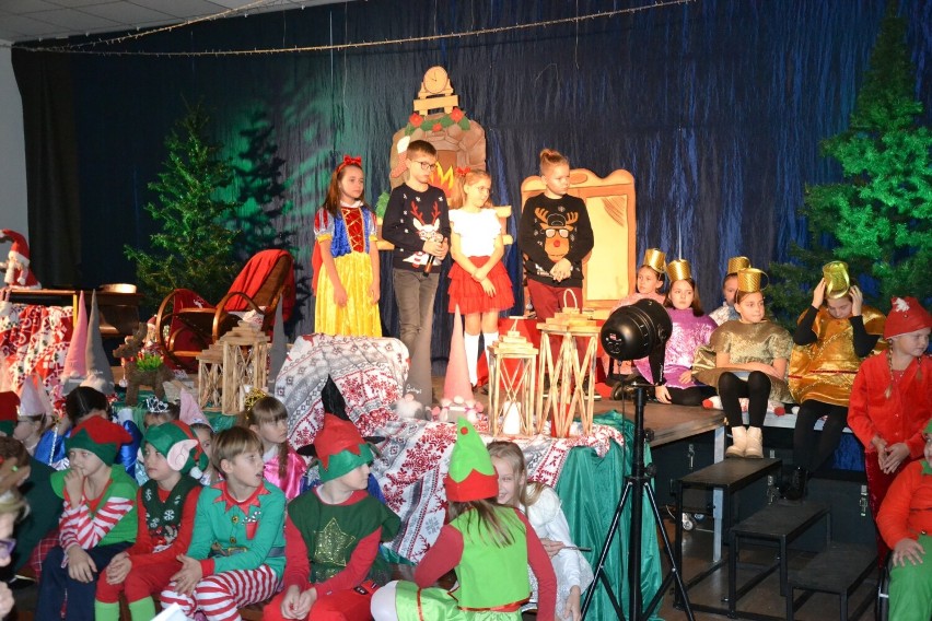 Dzieci z Kuklinowa przeniosły mieszkańców do świątecznej krainy [FOTO] 