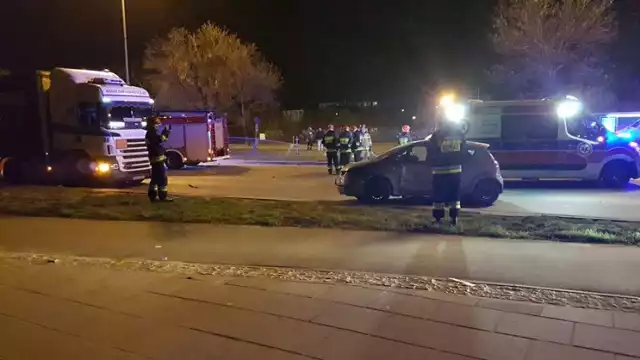 Wypadek na Mokotowie. W nocy przy ul. Czerniakowskiej doszło do zderzenia trzech samochodów, w tym poruszającej się na sygnale karetki pogotowia ratunkowego.