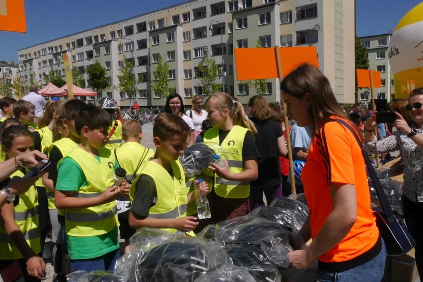 Rozdali już blisko 10 tysięcy kasków uczniom lubińskich...