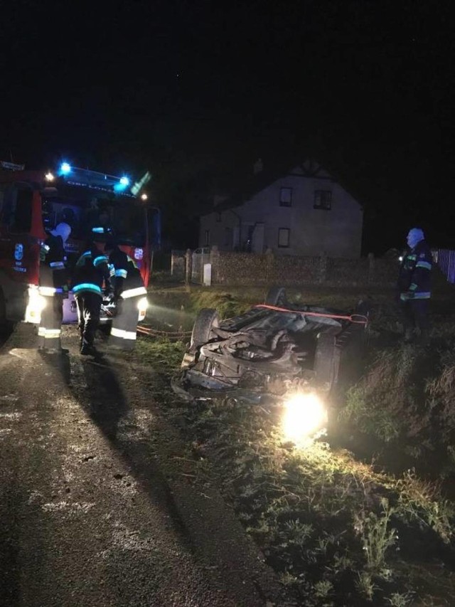 Dachowanie w miejscowości Rataje

Kilkanaście minut przed północą zastępy OSP Łobżenica, zostały zadysponowane do dachowania pojazdu osobowego w miejscowości Rataje. Do ich zadań należało, między innymi: zabezpieczenie miejsca zdarzenia, wyciągnięcie auta z przydrożnego rowu, czy też odłączenie akumulatora.