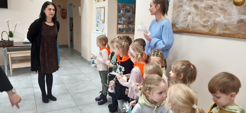 Wizyta dzieci z Przedszkola numer 1 w Jędrzejowie u seniorów z Dziennego Domu Seniora. Dzieci przyniosły własnoręcznie wykonane upominki