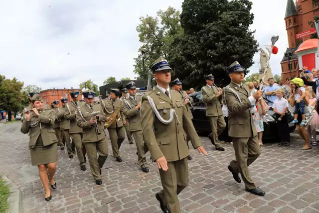 Uroczysta msza św., przemarsz ulicami miasta i apel wojskowy - tak 15 sierpnia 2018 r. wyglądały obchody Święta Wojska Polskiego i 98. rocznicy Bitwy Warszawskiej. Oto obszerna fotorelacja z tego wydarzenia.

Zobacz także: Trwa II Festiwal Wisły w Toruniu. Zobaczcie zdjęcia! [FOTORELACJA]

Polecamy: Byłeś na meczu Get Well - Grupa Azoty Unia? Zobaczcie, czy jesteście na zdjęciach!



Święto Wojska Polskiego  w Toruniu. Uroczysta defilada przeszła ulicami starówki [ZDJĘCIA]