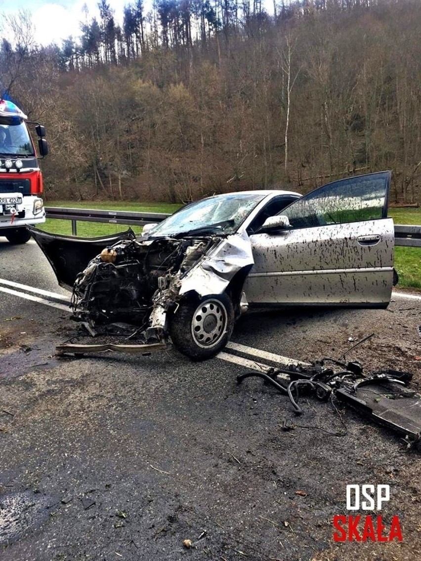 Samochód spadł z 50-metrowej skarpy w Skale-Grodzisku. Zablokował drogę wojewódzką [ZDJĘCIA]