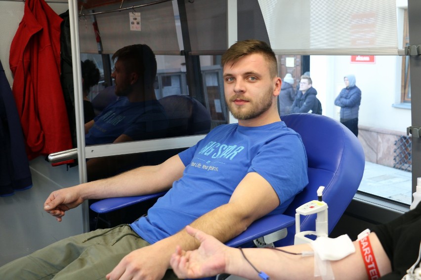 Mieszkańcy Jarosławia oddali krew w mobilnym punkcie poboru, który przyjeżdża do naszego miasta w każdy pierwszy wtorek miesiąca [FOTO]