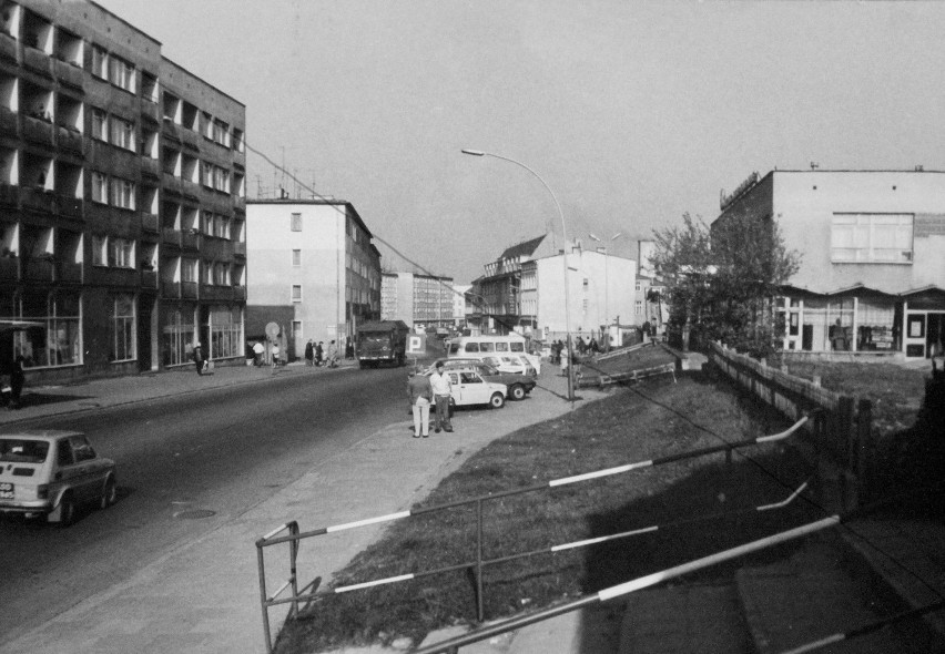 Mały fiat, star i polonez na ulicy Żukowa, lata 80