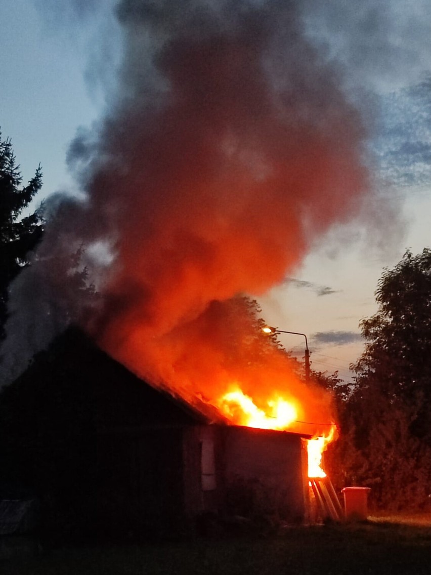 Pożar pustostanu w Szynkielowie. Strażacy gasili ogień dwukrotnie