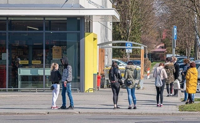 Sprzedawcy proszą klientów, by przestrzegali zasad bezpieczeństwa. - Chodzi o zdrowie nas wszystkich - apelują