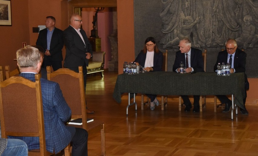 Szamotuły. Jarosław Gowin i Grzegorz Piechowiak spotkali się z samorządowcami