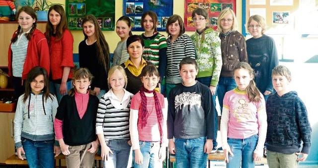 Redakcja gazetki "SMS, czyli szalony magazyn szkolny" z PSP w Dusznikach-Zdroju.  Młodzi dziennikarze również biorą udział w konkursie