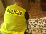 Kradzieże na cmentarzu w Kwidzynie. 19-latek ukradł mosiężne litery i krzyże