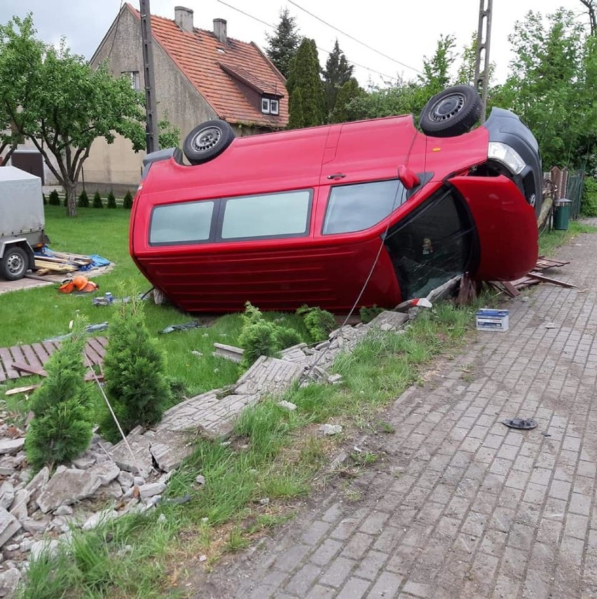 W Unisławiu przed chwilą dachował samochód dostawczy [zdjęcia]