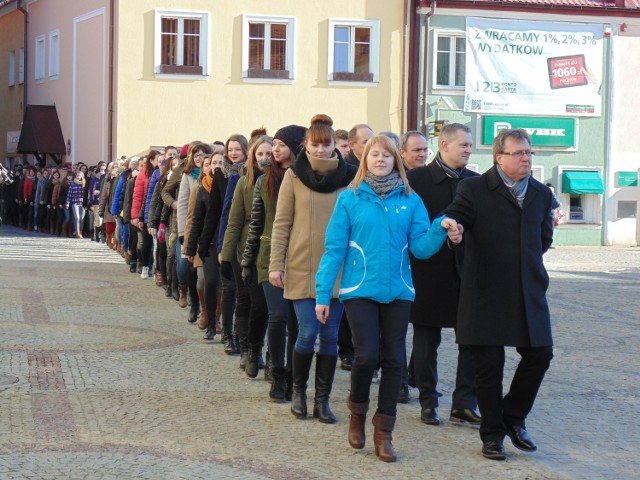 Polonez maturzystów z władzami samorządowymi w polkowickim Rynku.