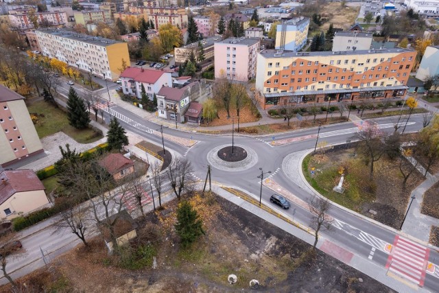 Budowa ronda na skrzyżowaniu ulic 11 Listopada, Dmowskiego i Parkowej w Jędrzejowie już zakończona.