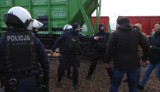 W Medyce rolnicy starli się z policją. Protestujący szturmowali wagony z kukurydzą