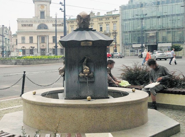 W niedzielę również przy fontannie urzędowali bezdomni. fot. Paweł Łacheta