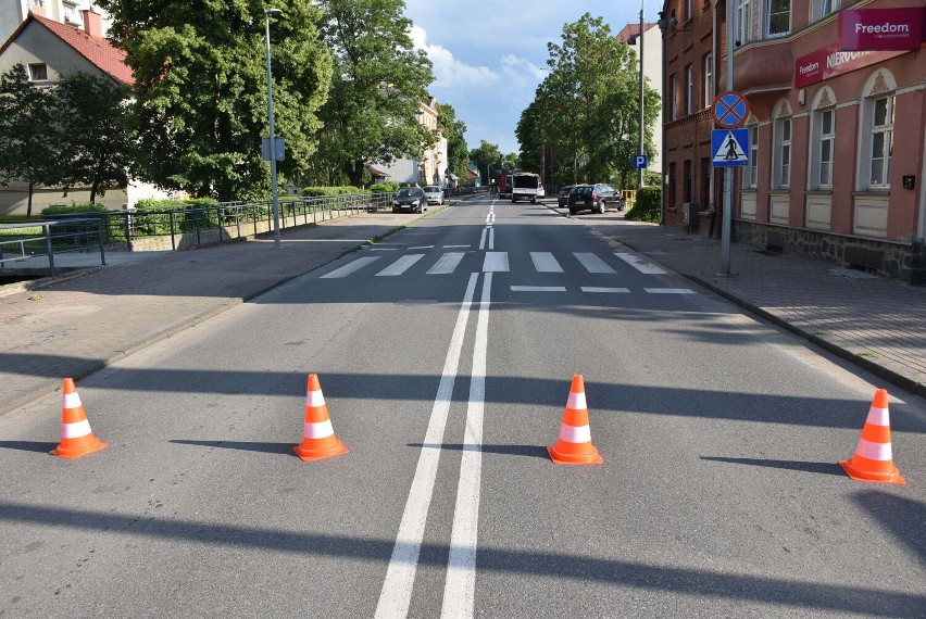 Malbork. Część ulicy Mickiewicza została zamknięta dla ruchu. Strażacy musieli wypompować wodę