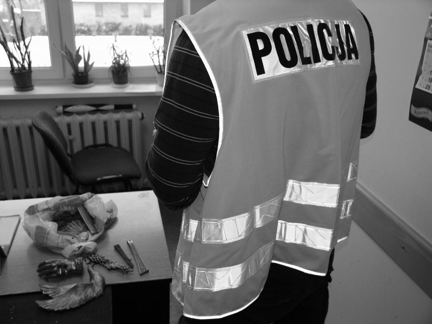 Policjanci zatrzymali sprawców kradzieży krzyży z cmentarzy w Laskowicach i Gródku [ZDJĘCIA, FILM]