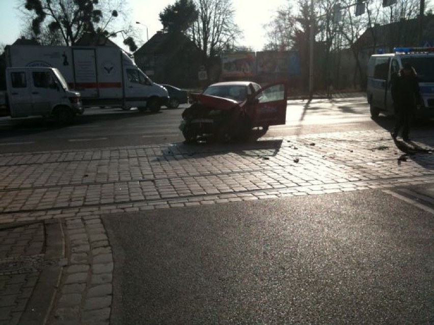 Dwa samochody osobowe zderzyły się na alei Karkonoskiej na...