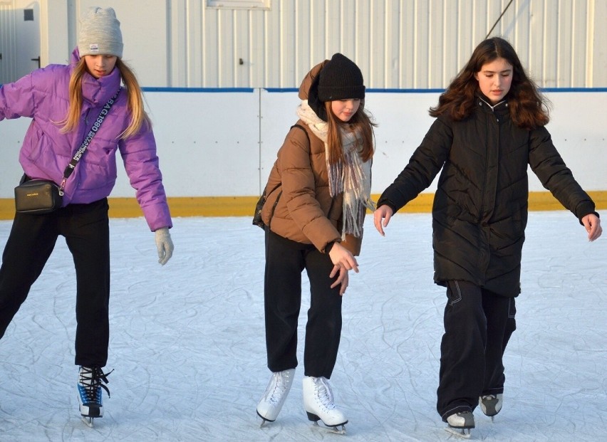 Sztuczne lodowisko przyciąga mieszkańców Stalowej Woli – od dzieci po dorosłych. Zobacz zdjęcie