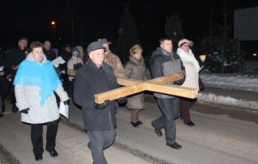 Sulęczyno. Wierni poszli ulicami wsi w kaszubskiej drodze krzyżowej