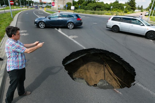 Ogromna dziura w jezdni na ul. Wiosennej w Szczecinie