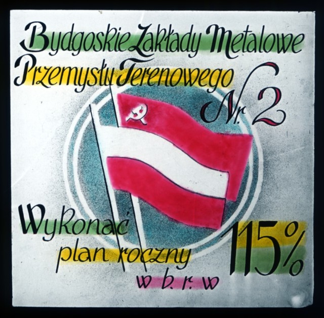 Wyrabiali po 300 proc. normy, dewastując swoje zdrowie i etos pracy. Zdecydowana większość "polskich stachanowców" padła ofiarą wszechobecnej propagandy, która była jednym z fundamentów komunistycznej władzy w okresie tzw. Polski Ludowej.


PKP ponumeruje przejazdy kolejowe. Szybsza lokalizacja i pomoc na miejscu wypadku
Źródło: TVN24/x-news.pl

