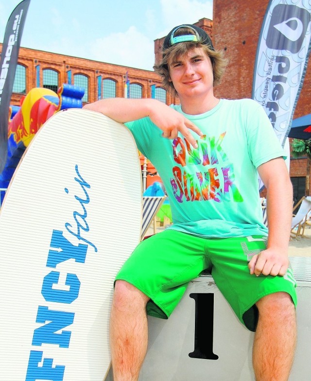 Mariusz Wójt jest łodzianinem, studiuje na Wydziale Biotechnologii na Politechnice Łódzkiej. Przepada za jazdą na deskorolce, lubi snowboarding i skimboarding.