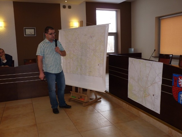 Mariusz Ciemniewski z radomszczańskiego starostwa pokazuje planowane ścieżki  rowerowe