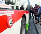 „Ciepłym guzikiem” już nie otworzysz drzwi do autobusu czy trolejbusu. To przez koronowirusa