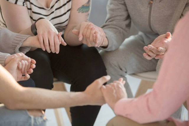 Walka z chorobą alkoholową to praca terapeutyczna i wsparcie w grupie